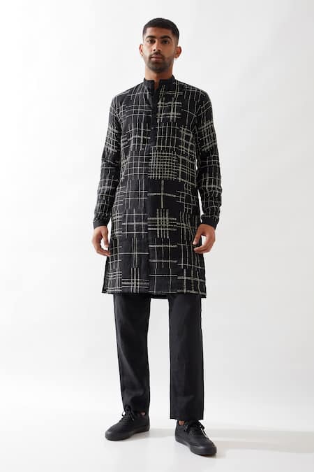 Son Of A Noble Snob Black Linen Embroidery Hand Kantha Kurta at Aza Fashions Son Of A Noble Snob_Black Linen Embroidery Hand Kantha Kurta _at_Aza_Fashions