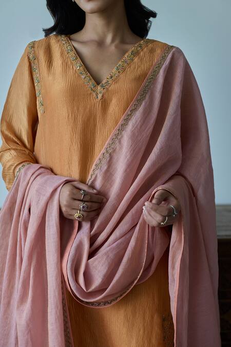 Buy_Rhua_Mustard Chanderi Metallic Thread, Mirrors V-neck Orange Kurta Set _Online_at_Aza_Fashions