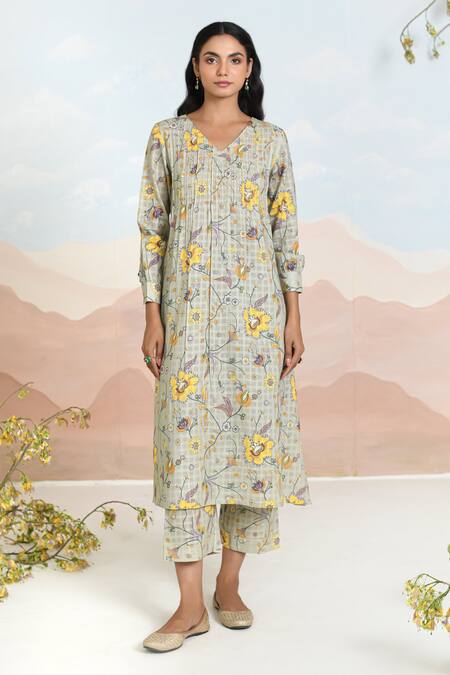 Buy_Baise Gaba_Green Chiffon Embroidery V-neck Floral Tendril Kurta Set _Online_at_Aza_Fashions