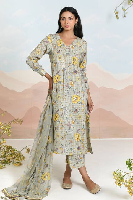 Shop_Baise Gaba_Green Chiffon Embroidery V-neck Floral Tendril Kurta Set _Online_at_Aza_Fashions