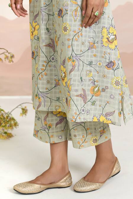 Baise Gaba_Green Chiffon Embroidery V-neck Floral Tendril Kurta Set _at_Aza_Fashions