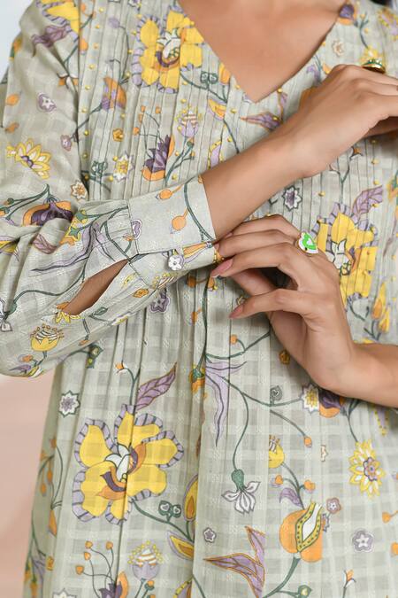 Buy_Baise Gaba_Green Chiffon Embroidery V-neck Floral Tendril Kurta Set 