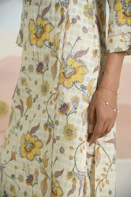 Buy_Baise Gaba_Beige Round Neck Dahlia Printed Kurta Set 