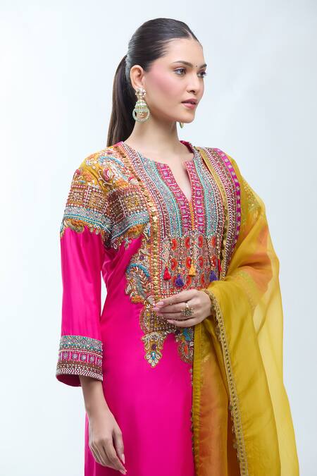 Buy Debyani + CO Pink Silk Embroidery, Zari Round Neck Zardozi Kurta Set Buy_Debyani + CO_Pink Silk Embroidery, Zari Round Neck Zardozi Kurta Set