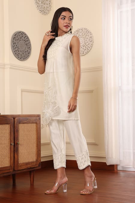 Midori By Sgv_Off White Embroidery Round Neck Kurta Set _Online_at_Aza_Fashions