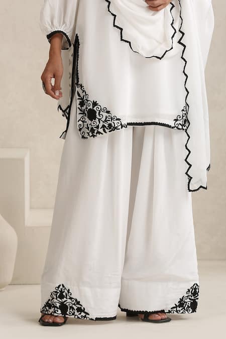 Wazir C White Crepe, Silk Embroidery V-neck Kashmiri Aari Kurta Set Online at Aza Fashions Wazir C_White Crepe, Silk Embroidery V-neck Kashmiri Aari Kurta Set _Online_at_Aza_Fashions