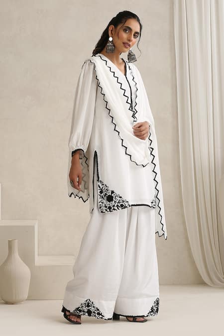 Wazir C White Crepe, Silk Embroidery V-neck Kashmiri Aari Kurta Set at Aza Fashions Wazir C_White Crepe, Silk Embroidery V-neck Kashmiri Aari Kurta Set _at_Aza_Fashions