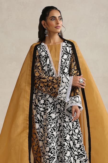Wazir C_Black Georgette, Silk Embroidery Round Neck Kashmiri Aari Kurta Set _at_Aza_Fashions