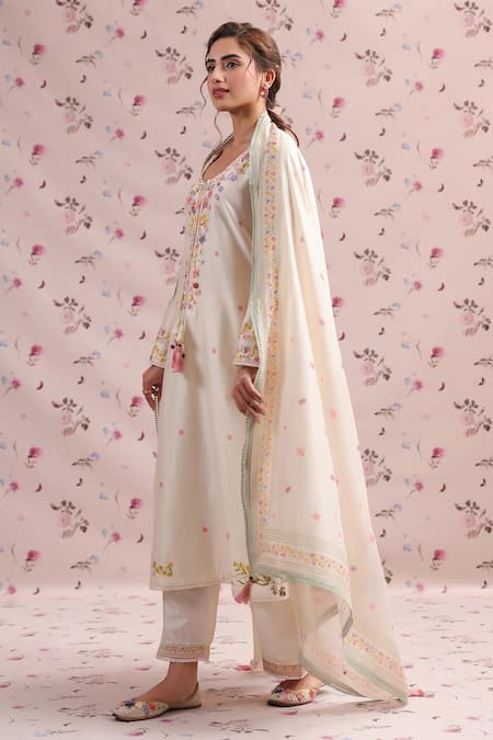 Shop_Label Niti Bothra_Ivory Silk, Chanderi Tassels Noor Border Butti Dupatta _Online_at_Aza_Fashions