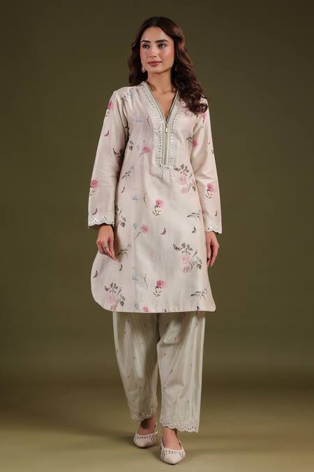 Buy_Label Niti Bothra_Ivory Silk, Chanderi Embroidery V-neck Floral Printed Kurta Set 