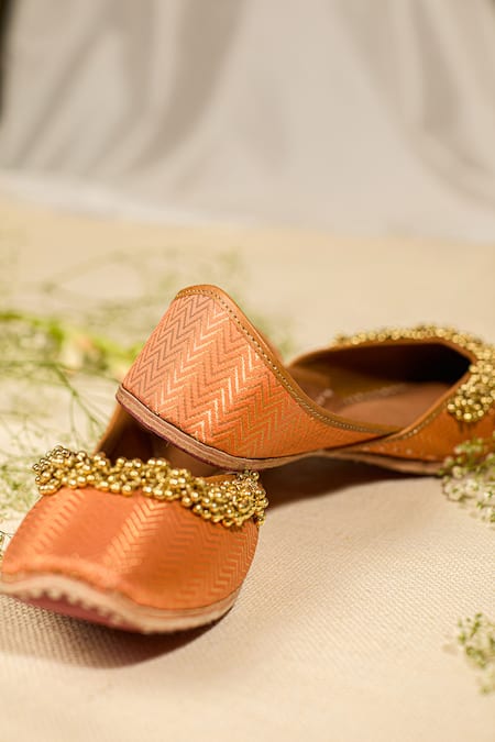 Buy 5elements Orange Ghunghroo Edit Zigzag Juttis Online at Aza Fashions Buy_5elements_Orange Ghunghroo Edit Zigzag Juttis _Online_at_Aza_Fashions