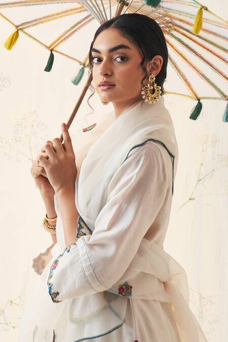 Shop Janki India Ivory Chanderi, Organza Embroidery Split V-neck Multi Thread Scallop Kurta Set Online at Aza Fashions Shop_Janki India_Ivory Chanderi, Organza Embroidery Split V-neck Multi Thread Scallop Kurta Set _Online_at_Aza_Fashions