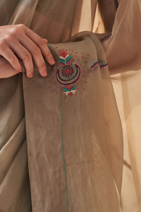 Buy Janki India Gold Organza, Chanderi, Cotton Embroidery V-neck Champagne Saree With Blouse Online at Aza Fashions Buy_Janki India_Gold Organza, Chanderi, Cotton Embroidery V-neck Champagne Saree With Blouse _Online_at_Aza_Fashions