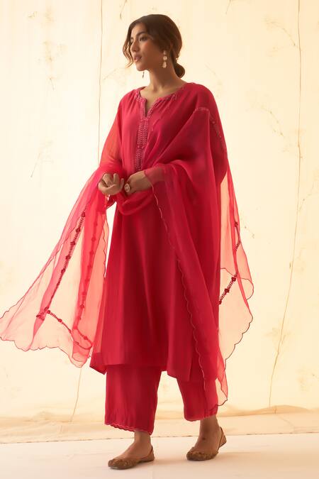 Janki India Fuchsia Chanderi, Organza Embroidery Split V-neck Kurta Pant Dupatta Set at Aza Fashions Janki India_Fuchsia Chanderi, Organza Embroidery Split V-neck Kurta Pant Dupatta Set _at_Aza_Fashions