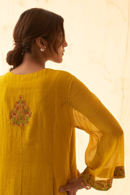 Shop Janki India Yellow Chanderi, Organza Embroidery Round Neck Multicolour Kurta Set Shop_Janki India_Yellow Chanderi, Organza Embroidery Round Neck Multicolour Kurta Set