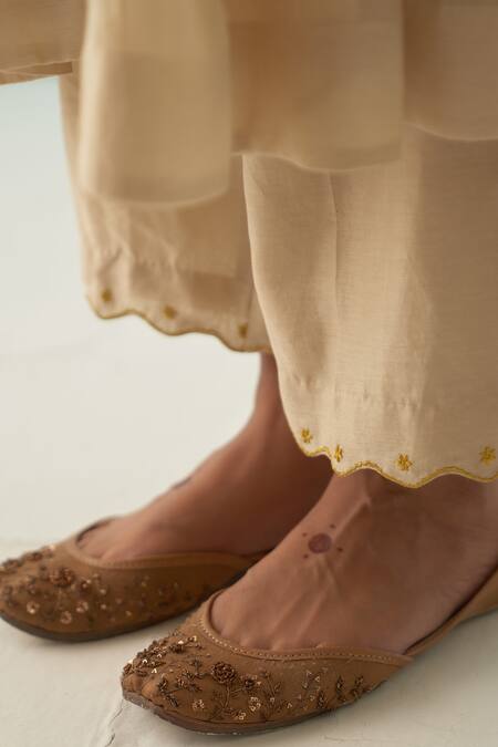 Janki India Ivory Chanderi, Organza Embroidery Split V-neck Kurta Set With Yellow Online at Aza Fashions Janki India_Ivory Chanderi, Organza Embroidery Split V-neck Kurta Set With Yellow _Online_at_Aza_Fashions