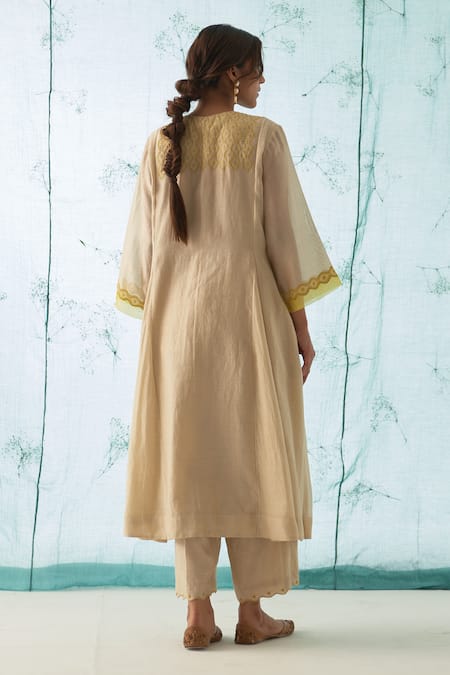 Shop Janki India Ivory Chanderi, Organza Embroidery Split V-neck Kurta Set With Yellow at Aza Fashions Shop_Janki India_Ivory Chanderi, Organza Embroidery Split V-neck Kurta Set With Yellow _at_Aza_Fashions