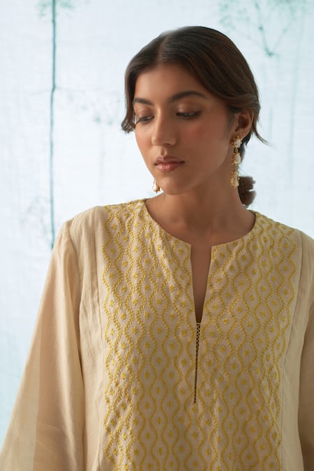 Janki India Ivory Chanderi, Organza Embroidery Split V-neck Kurta Set With Yellow at Aza Fashions Janki India_Ivory Chanderi, Organza Embroidery Split V-neck Kurta Set With Yellow _at_Aza_Fashions