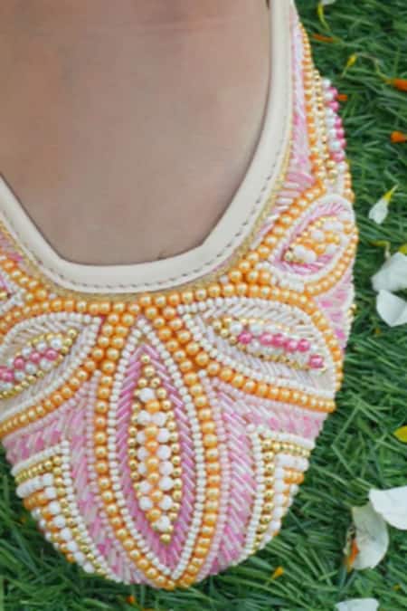 Vaidaan Pink Rosy Embellished Jutti Online at Aza Fashions Vaidaan_Pink Rosy Embellished Jutti _Online_at_Aza_Fashions