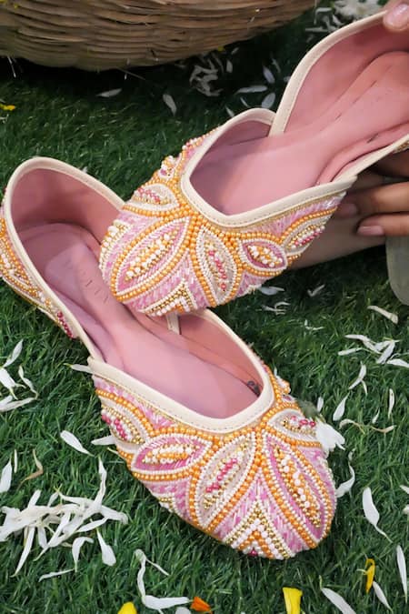 Shop Vaidaan Pink Rosy Embellished Jutti at Aza Fashions Shop_Vaidaan_Pink Rosy Embellished Jutti _at_Aza_Fashions