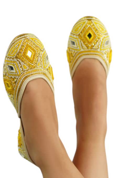 Vaidaan_Yellow Lemoncello Embellished Jutti _Online_at_Aza_Fashions