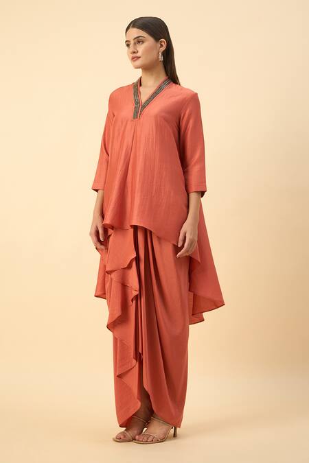 Buy_Aakaar_Orange Cotton, Silk Embroidery V-neck Kurta Set _Online_at_Aza_Fashions