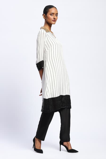Abraham And Thakore_White Crepe Sequins V-neck Solid Stripes Kurta _Online_at_Aza_Fashions