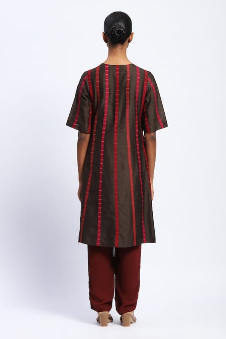 Shop Abraham And Thakore Brown Chanderi Applique Split V-neck Strips Kurta at Aza Fashions Shop_Abraham And Thakore_Brown Chanderi Applique Split V-neck Strips Kurta _at_Aza_Fashions