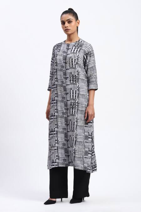 Buy_Abraham And Thakore_Gray Linen Round Neck Handpainted Checks Kurta _Online_at_Aza_Fashions