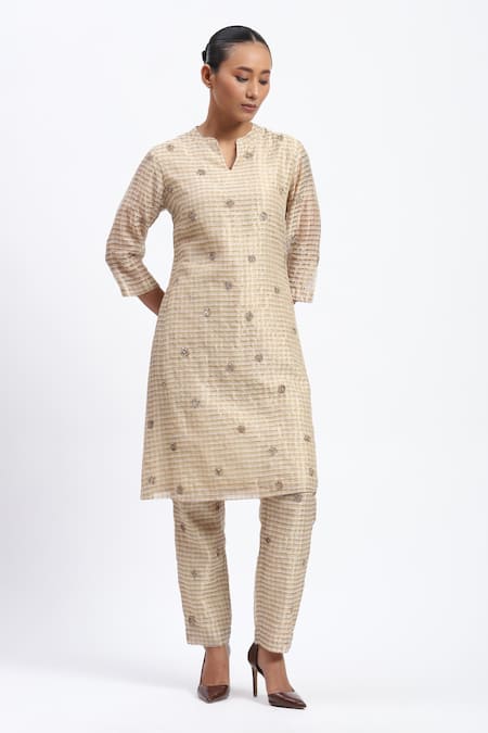 Abraham And Thakore_Gold Chanderi Embroidery V-neck Maheshwar Kurta _Online_at_Aza_Fashions