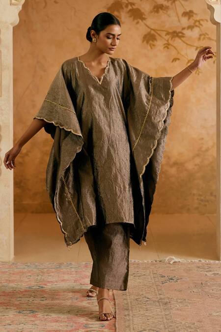 Nero India Black Tissue V-neck Crush Kurta Pant Set at Aza Fashions Nero India_Black Tissue V-neck Crush Kurta Pant Set _at_Aza_Fashions