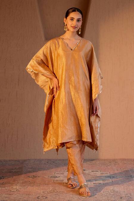 Nero India Yellow Tissue V-neck Amber Crush Kurta Pant Set Online at Aza Fashions Nero India_Yellow Tissue V-neck Amber Crush Kurta Pant Set _Online_at_Aza_Fashions