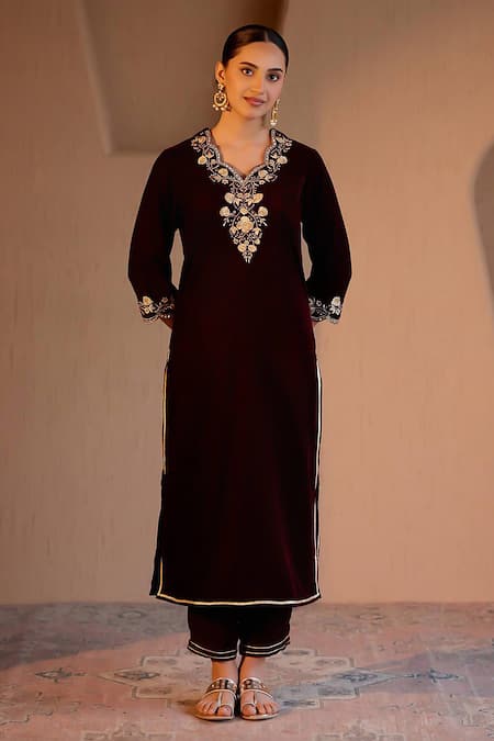 Nero India Maroon Velvet Embroidery V-neck Kurta Pant Set 