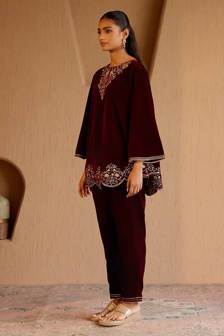 Nero India_Maroon Velvet Embroidery Round Neck Kurta Set _at_Aza_Fashions