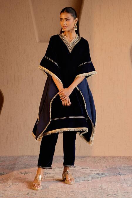 Buy_Nero India_Blue Velvet Zari, Embroidery V-neck Designer Kurta Set _Online_at_Aza_Fashions