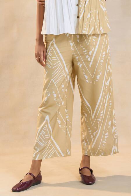 Vedika M White Linen Collared Chevron Shell Pleated Shirt Set Online at Aza Fashions Vedika M_White Linen Collared Chevron Shell Pleated Shirt Set _Online_at_Aza_Fashions