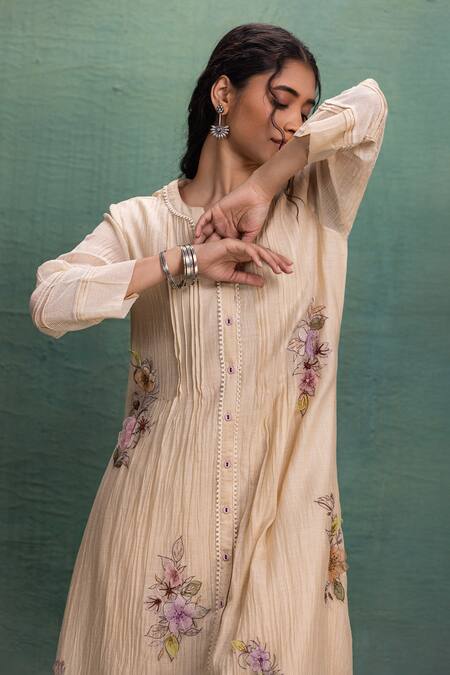 Shop_Kahani Lush_Cream Chanderi Embroidery Split V-neck Machine Kurta Set _Online_at_Aza_Fashions