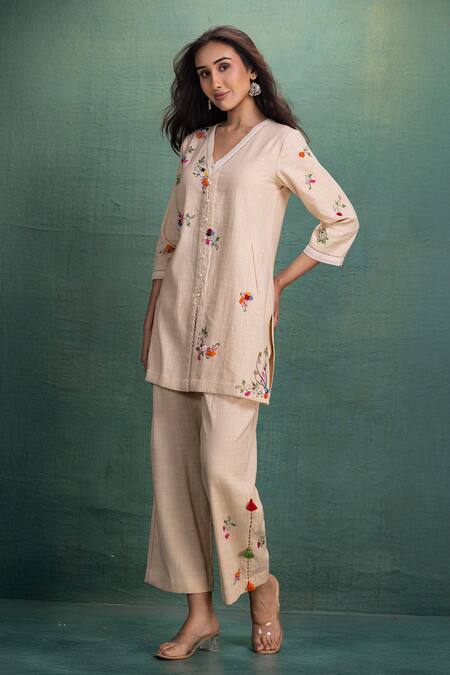 Kahani Lush Beige Cotton Embroidery V-neck Machine And Hand Set Online at Aza Fashions Kahani Lush_Beige Cotton Embroidery V-neck Machine And Hand Set _Online_at_Aza_Fashions