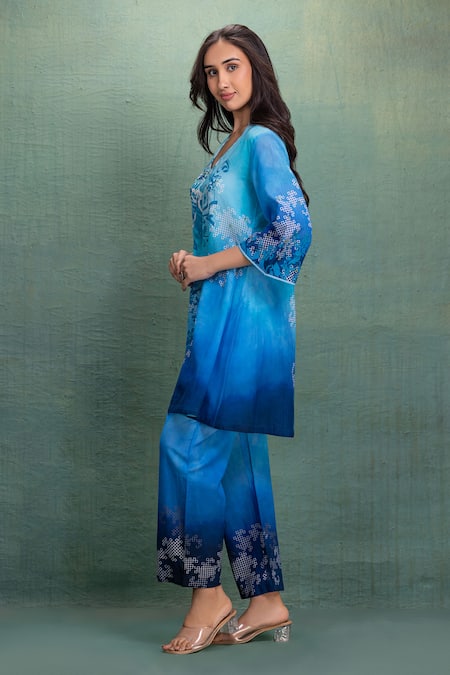 Kahani Lush_Blue Cotton V-neck Printed Kurta And Pant Set _Online_at_Aza_Fashions