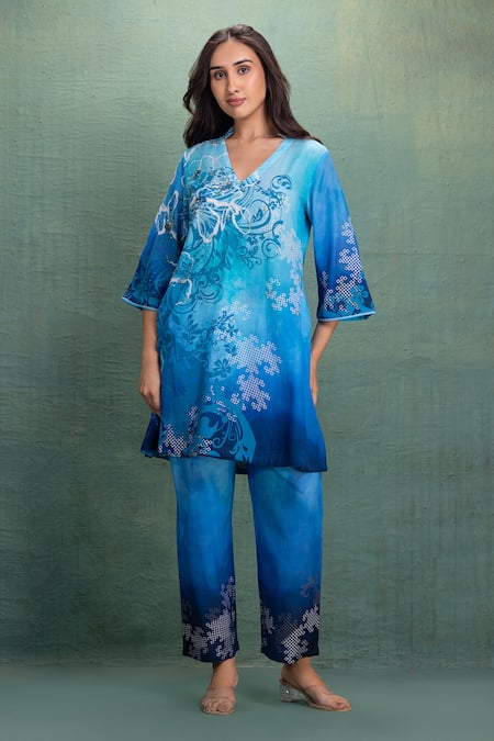 Shop_Kahani Lush_Blue Cotton V-neck Printed Kurta And Pant Set _Online_at_Aza_Fashions