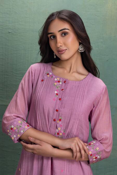 Kahani Lush_Pink Chanderi Embroidery Round Neck Kurta Pant Set _at_Aza_Fashions