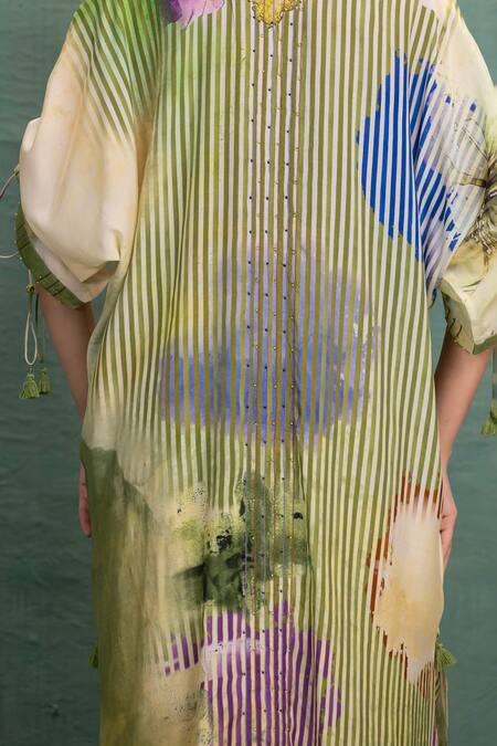 Buy_Kahani Lush_Green Cotton, Silk Embroidery V-neck Digital Print Kurta Set _Online_at_Aza_Fashions