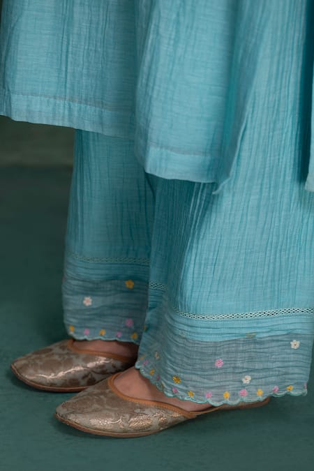 Kahani Lush_Blue Chanderi Embroidery Split V-neck Kurta Set _Online_at_Aza_Fashions