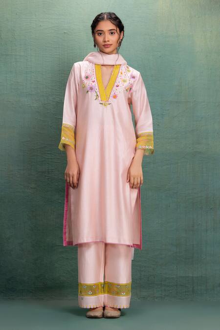 Shop_Kahani Lush_Pink Chanderi Embroidery Split V-neck Hand And Machine Kurta Set _Online_at_Aza_Fashions