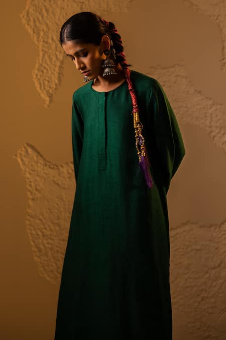 Tuli_Emerald Green Silk, Cotton Round Neck Dola Kurta Set _Online_at_Aza_Fashions