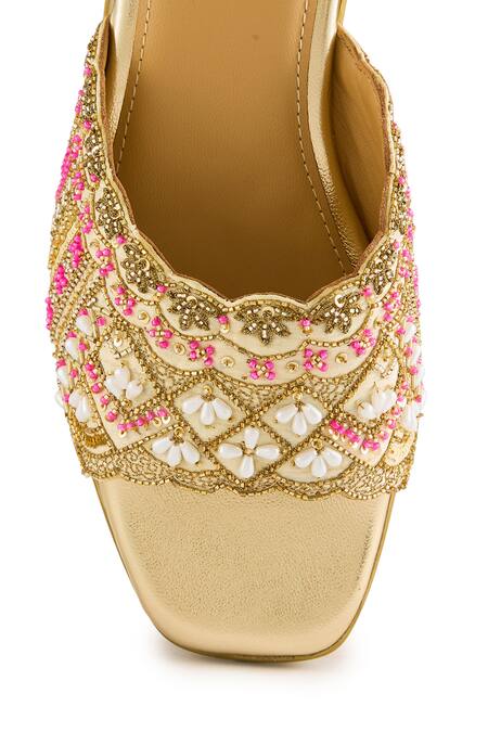 Shop_Anaar_Gold Embroidery Vintage Wink Wedges 