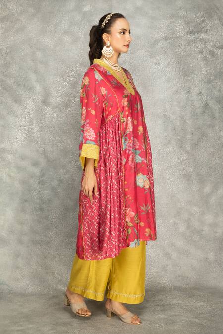 Tanu Malhotra Pink Cotton, Silk Embroidery V-neck Hot Buti Kurta Set With Dupatta at Aza Fashions Tanu Malhotra_Pink Cotton, Silk Embroidery V-neck Hot Buti Kurta Set With Dupatta _at_Aza_Fashions