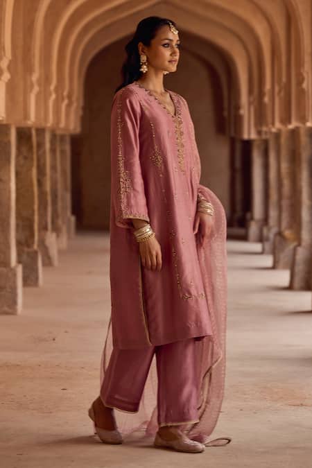 Kritika Dawar Blush , Chanderi, Organza Pearls V-neck Pakistani Style Kurta Set Online at Aza Fashions Kritika Dawar_Blush , Chanderi, Organza Pearls V-neck Pakistani Style Kurta Set _Online_at_Aza_Fashions