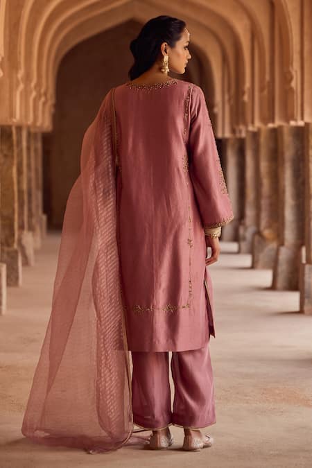 Shop Kritika Dawar Blush , Chanderi, Organza Pearls V-neck Pakistani Style Kurta Set at Aza Fashions Shop_Kritika Dawar_Blush , Chanderi, Organza Pearls V-neck Pakistani Style Kurta Set _at_Aza_Fashions