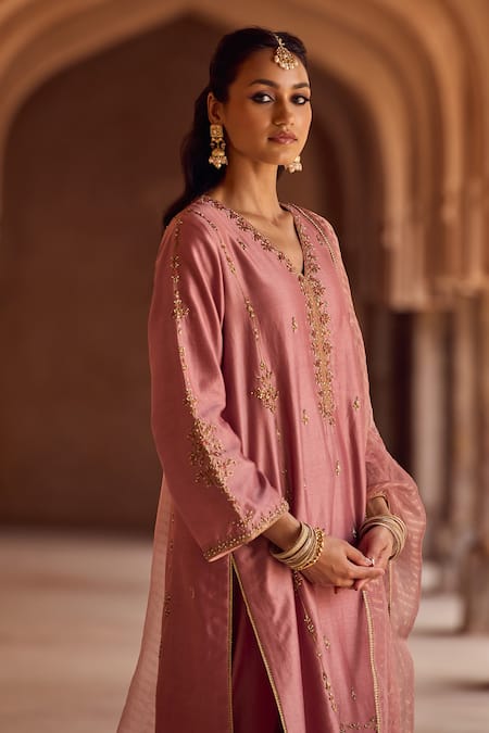 Buy Kritika Dawar Blush , Chanderi, Organza Pearls V-neck Pakistani Style Kurta Set Online at Aza Fashions Buy_Kritika Dawar_Blush , Chanderi, Organza Pearls V-neck Pakistani Style Kurta Set _Online_at_Aza_Fashions